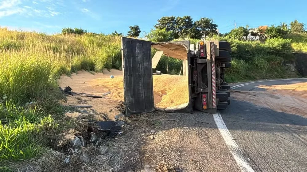 motorista-morre-apos-carreta-carregada-com-milho-tombar-na-rodovia-d.-pedro-i-em-campinas