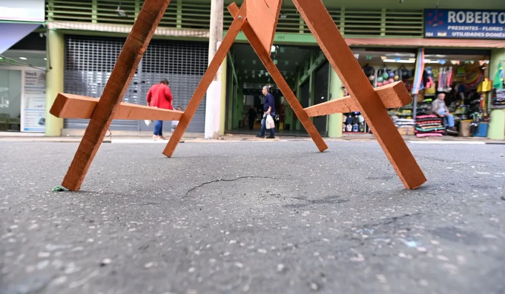 obra-em-galeria-interdita-trecho-da-rua-barao-de-jaguara-nesta-quarta-feira