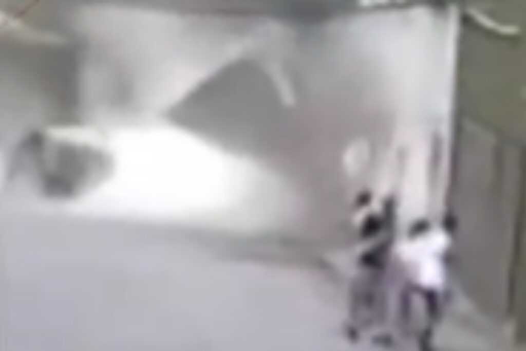 veja-momento-em-que-ex-jogador-do-botafogo-e-atingido-por-muro-no-rio