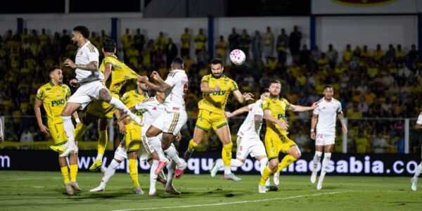 com-um-a-mais,-mirassol-vence-e-complica-internacional-no-brasileirao